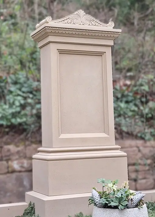 Schöne helle Steintafel mit Ornament als Grabstein