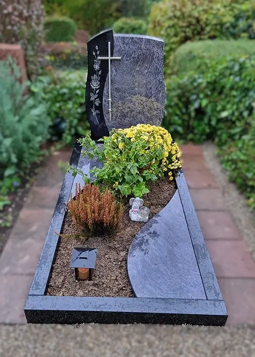 Marmor Grabmal mit Grabstein auf dem Friedhof