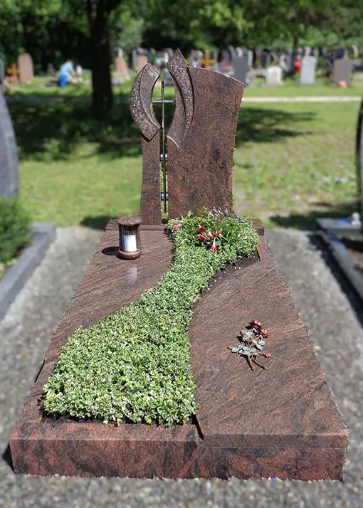 Marmor Grabmal mit Grabstein auf dem Friedhof