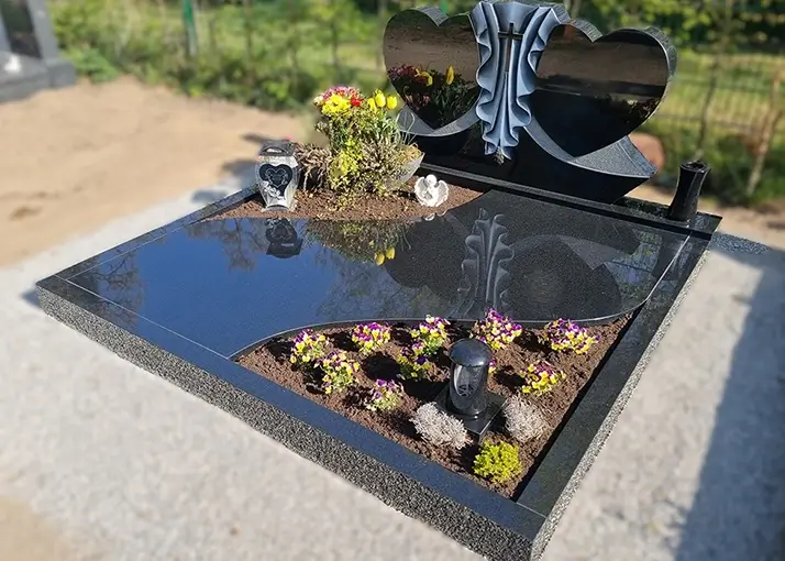 Marmor Grabmal mit Grabstein auf dem Friedhof