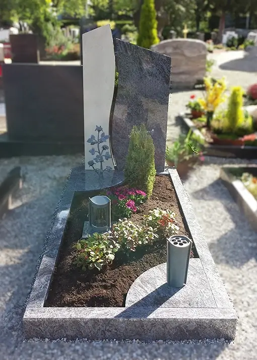 Marmor Grabmal mit Grabstein auf dem Friedhof