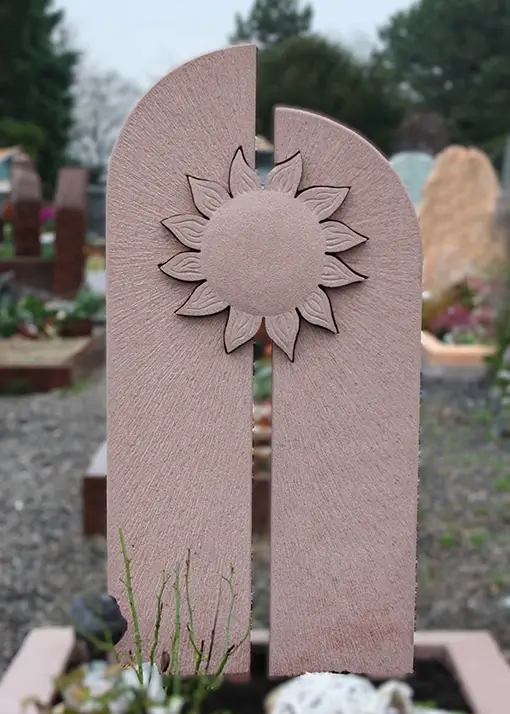 Grabstein mit Sonnenblume aus rotem Sandstein