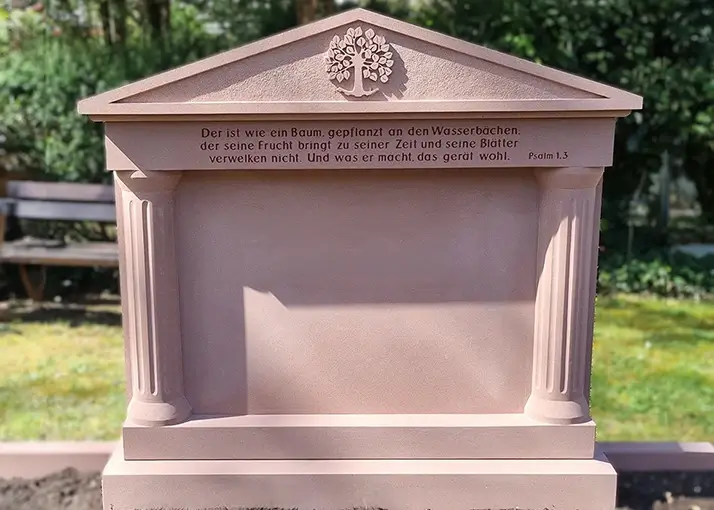 Schöne helle Steintafel mit Ornament als Grabstein