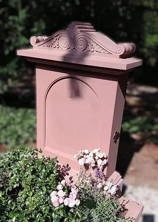 Schöne helle Steintafel als Grabstein