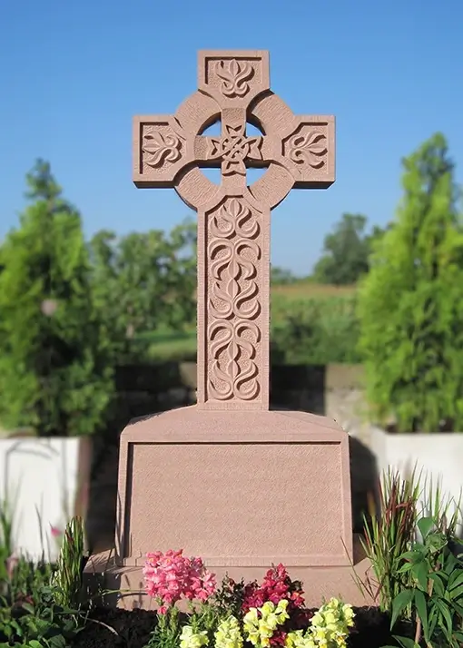 Großes Kreuzgrabmal aus Sandstein