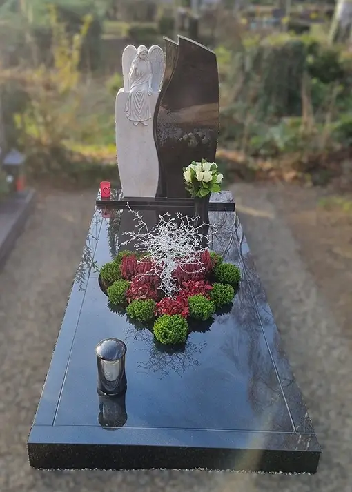 Marmor Grabmal mit Grabstein auf dem Friedhof
