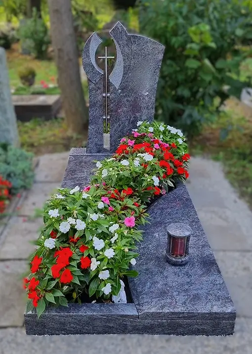 Marmor Grabmal mit Grabstein auf dem Friedhof