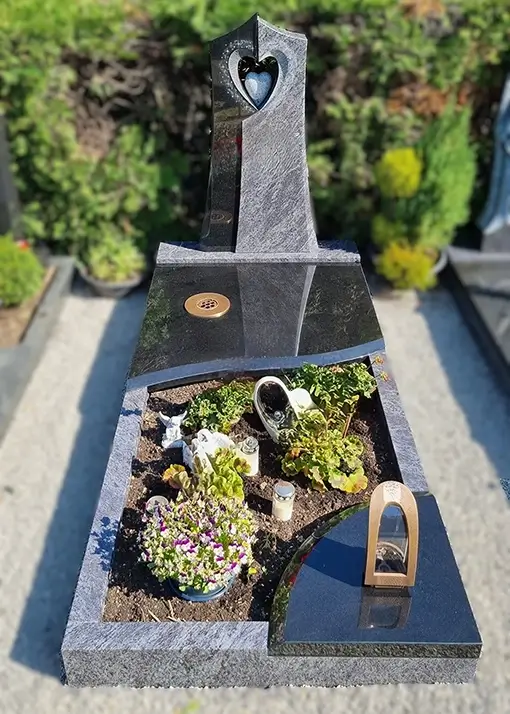 Marmor Grabmal mit Grabstein auf dem Friedhof