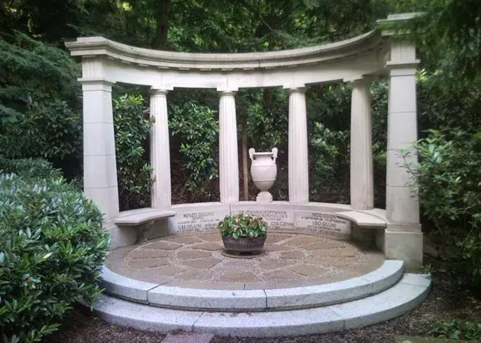 Säulentor auf dem Friedhof mit Sitzbank